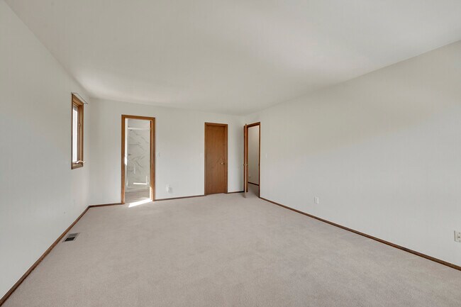 Building Photo - 2356 S Hiwan Dr