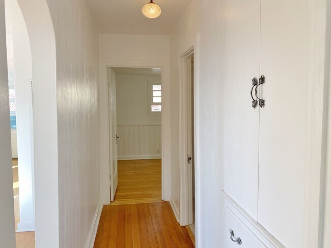 Building Photo - Hillside Los Feliz Cottage w/ Yard, Parking *ALL UTILITIES INCLUDED*