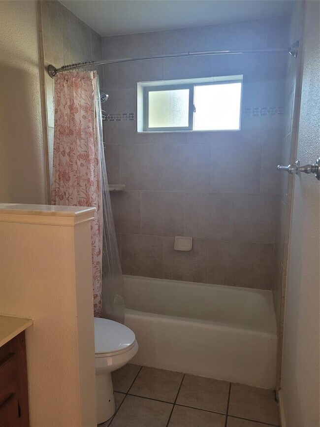 Building Photo - 306 E Anderson Ave