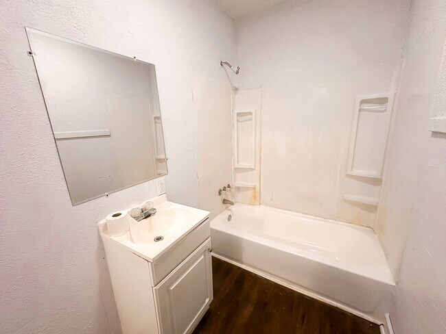 Building Photo - 136 W 37th St