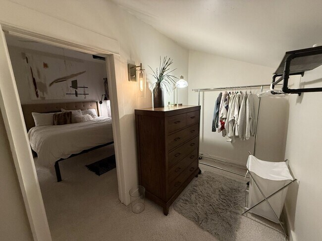 Building Photo - Fully Furnished Home In Great Location - J...