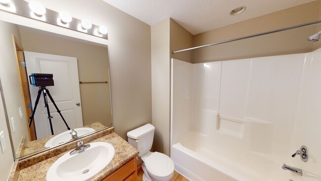 Building Photo - 2 Bedroom Townhome Available October 13th,...