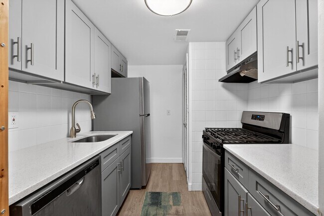 Building Photo - 318 38th St