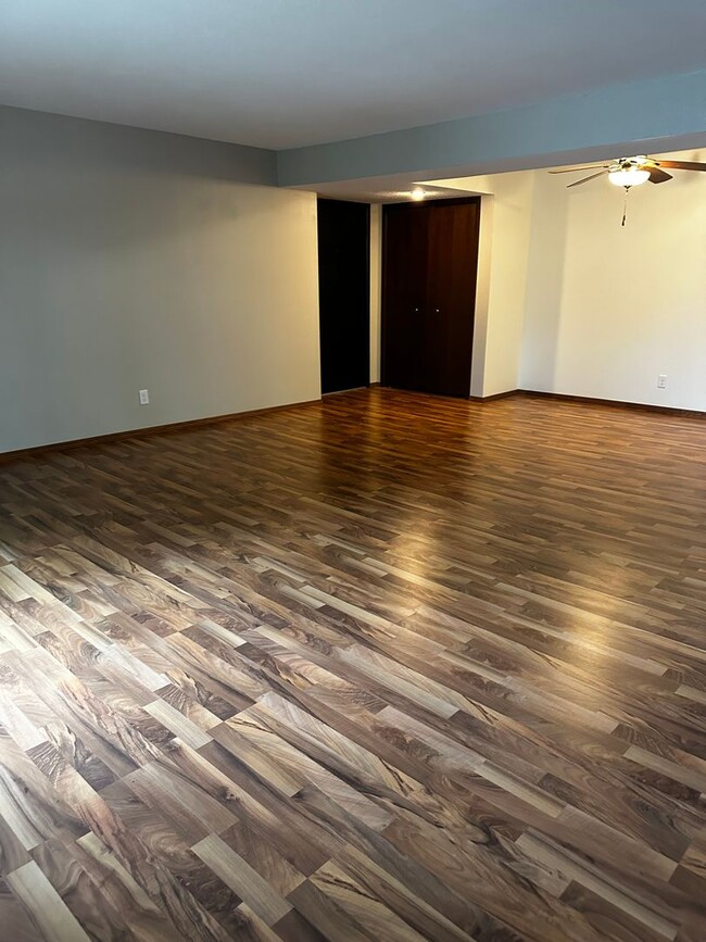 Building Photo - West Des Moines Condo for Rent