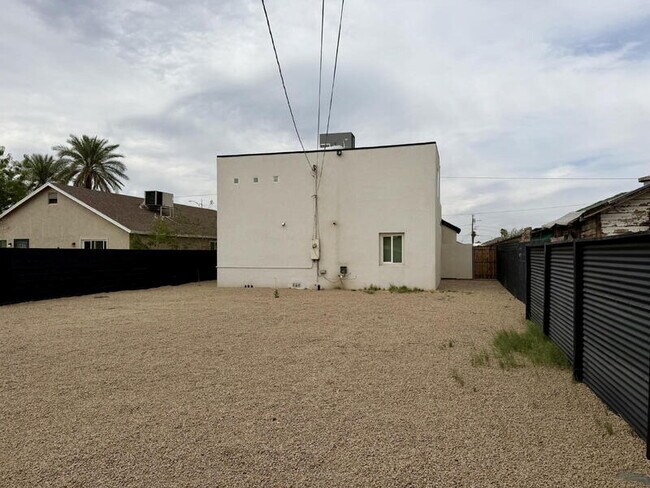 Building Photo - 2029 W Adams St