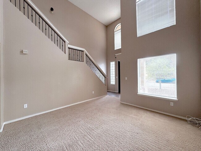 Building Photo - Sandstone Ranch Estates 3 Bed Refrig A/C!