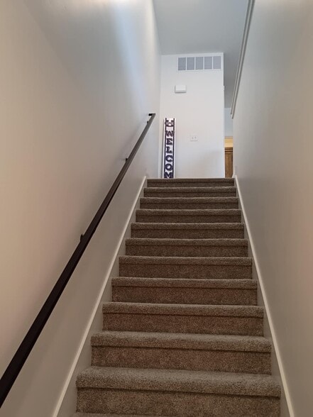 Building Photo - 1561 110