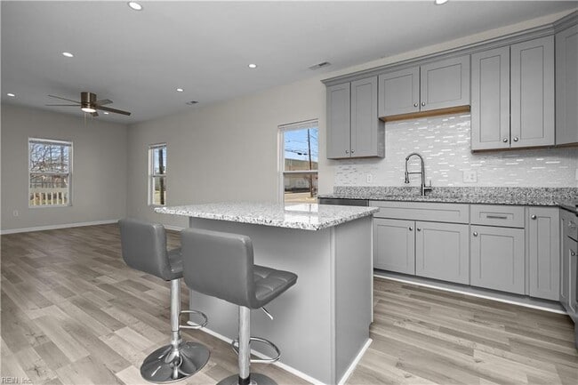 Building Photo - 926 W 26th St