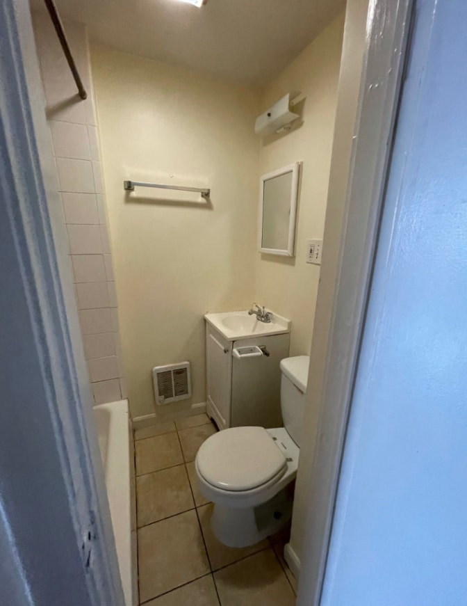 Building Photo - 264 Maverick St