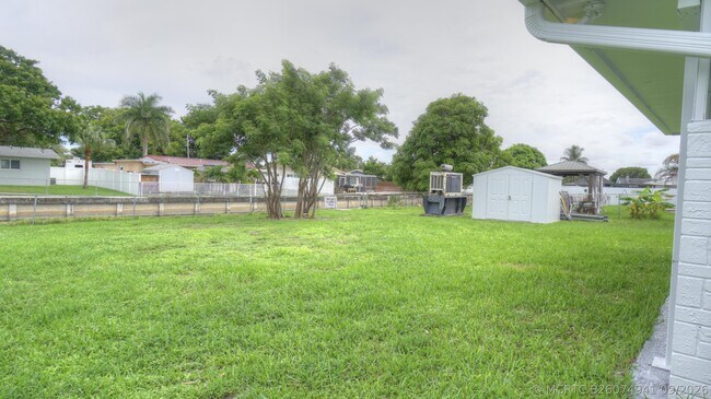 Building Photo - 1128 W River Dr