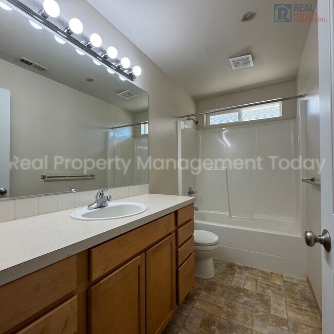 Building Photo - 3 Bedroom With Large Bonus Room!