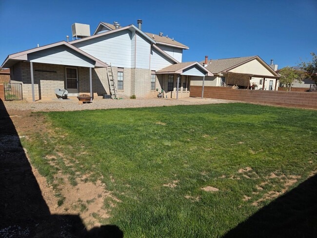 Building Photo - Large 4 Bdrm/3 Bath Home Close to Holloman AFB