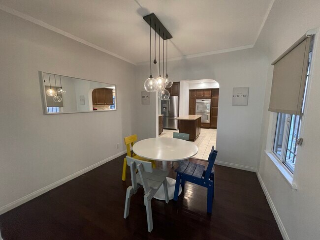 Building Photo - 432 N Gardner St