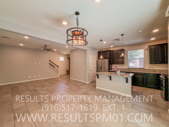 Building Photo - Beautiful Roseville 4 Bedroom Home