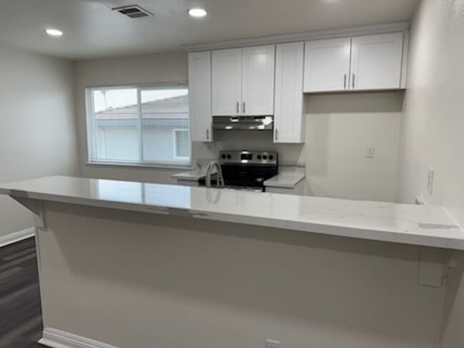 Building Photo - Fully Renovated 2-Bedroom Condo in Highlan...