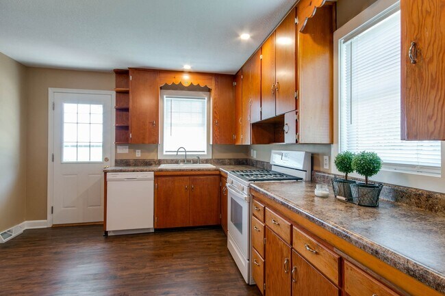 Building Photo - Country House in the Rock Creek School Dis...