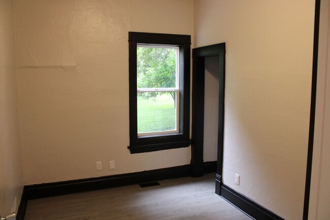 Building Photo - 317 E 10th St S