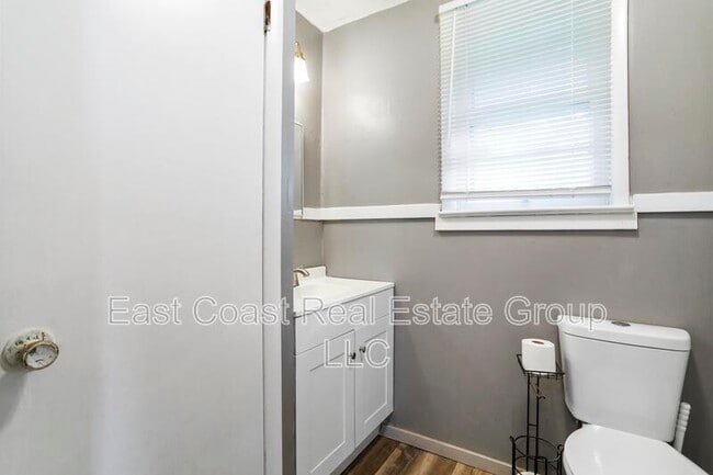 Building Photo - 208 N Mary St