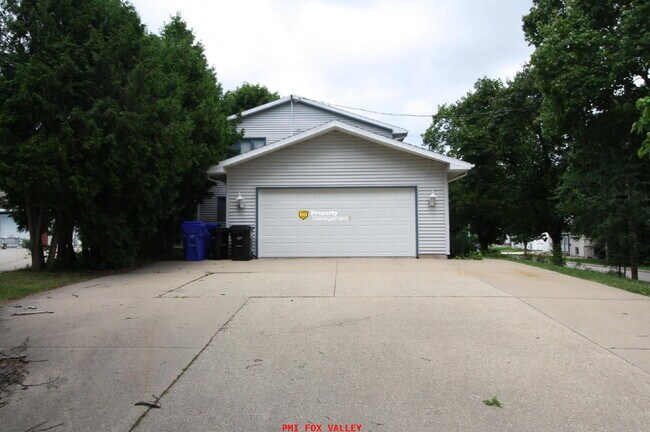 Building Photo - Quiet Mature Neighborhood