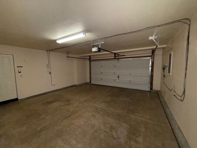 Building Photo - 6220 Orchard Hill Way