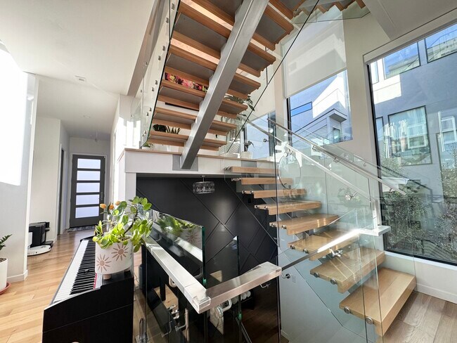 Building Photo - 4732 Mercier St