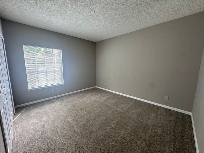 Building Photo - Sail Cove 2/2 Upstairs Condo Available Now!