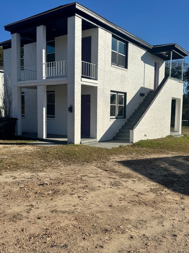 Building Photo - Newly renovated 2bd/1ba Apartments