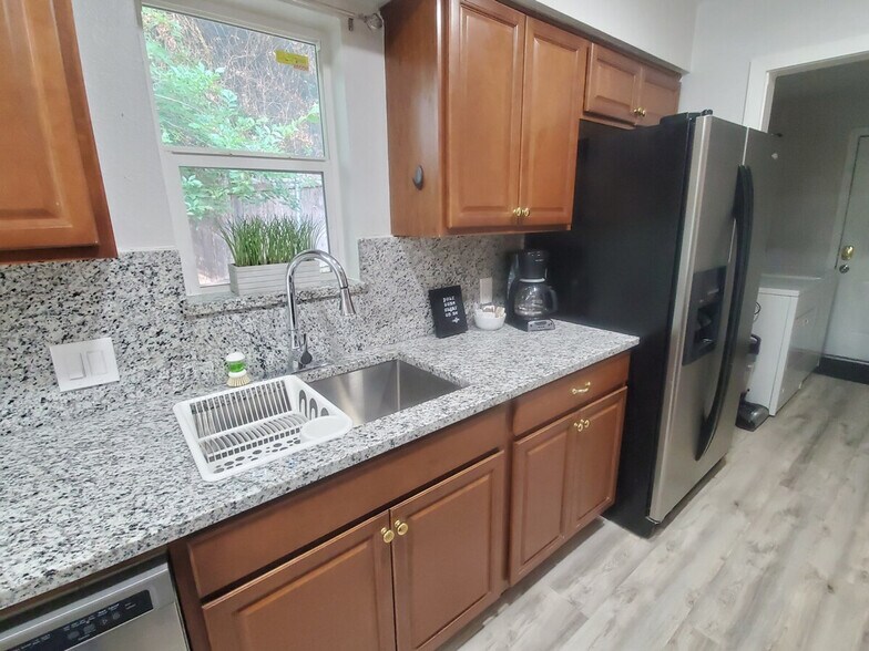 Building Photo - 2501 Parker Ln