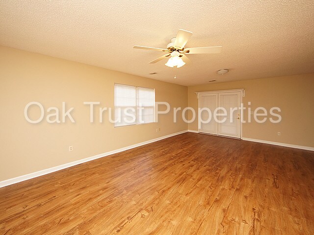 Building Photo - 733 Fort Johnson Rd