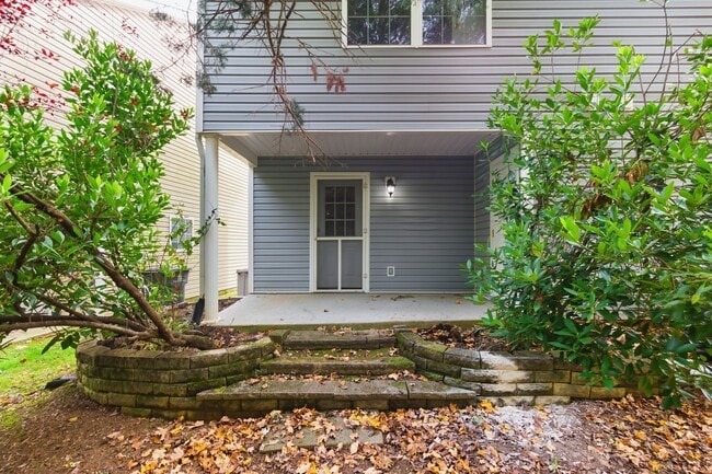 Building Photo - Knoxville 37912 - 2 bedroom 1.5 bath condo - call Jean Chung 865-386-1022