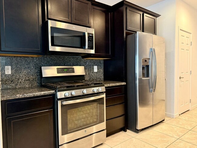 Building Photo - 4 BED, 2.5 BATH, 2 CAR-GARAGE, TWO-STORY, SINGLE FAMILY HOME FOR RENT w/ COMMUNITY POOL & SPA