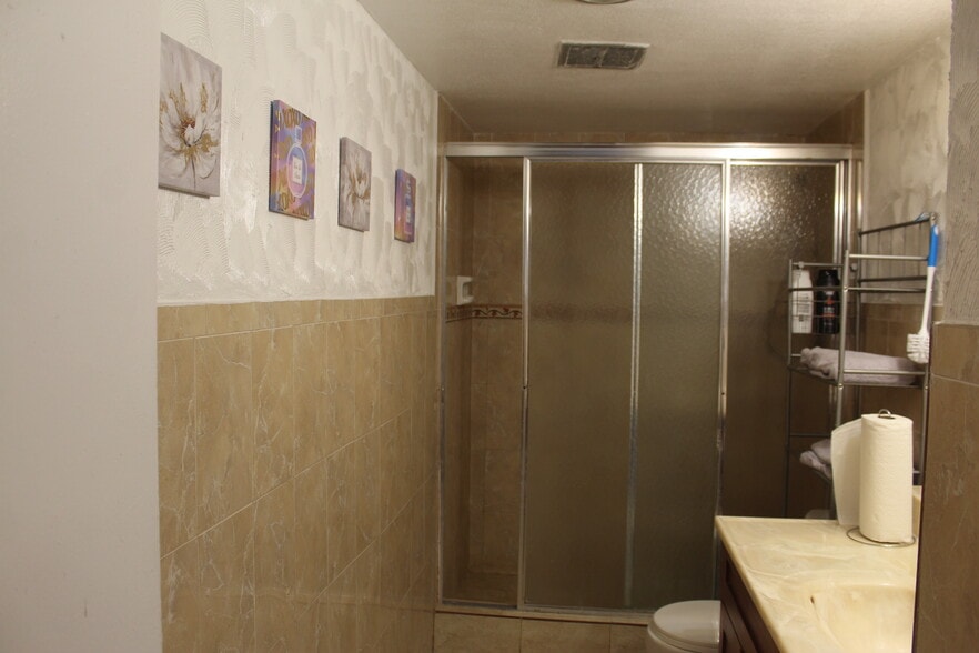 Building Photo - 4156 Inverrary Dr