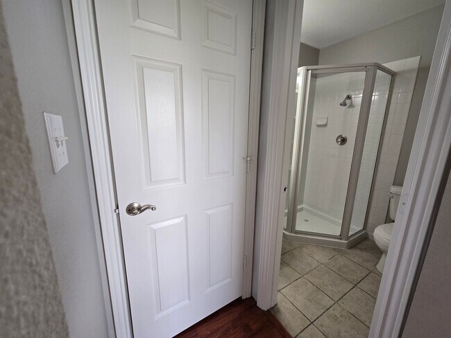 Building Photo - 560 Greenbriar Townhouse Way