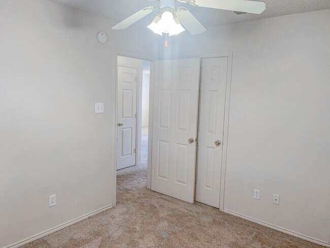 Building Photo - Retro Charm in Every Detail 3Bed/2Bath!