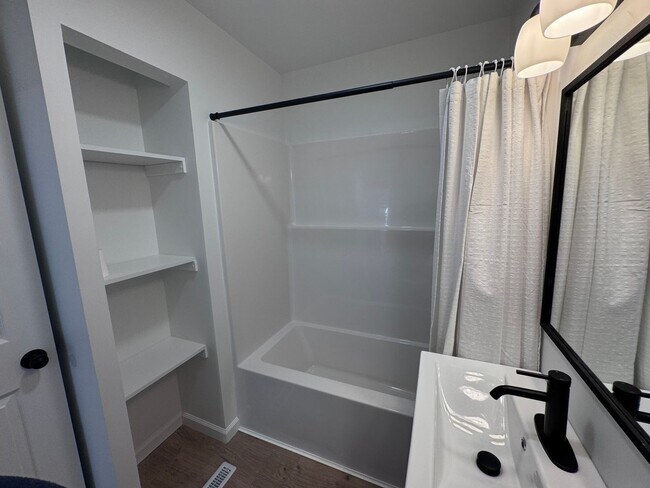 Building Photo - 3 Bedroom, 1 bath house with a bonus room