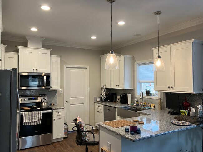 Building Photo - 407 6th St