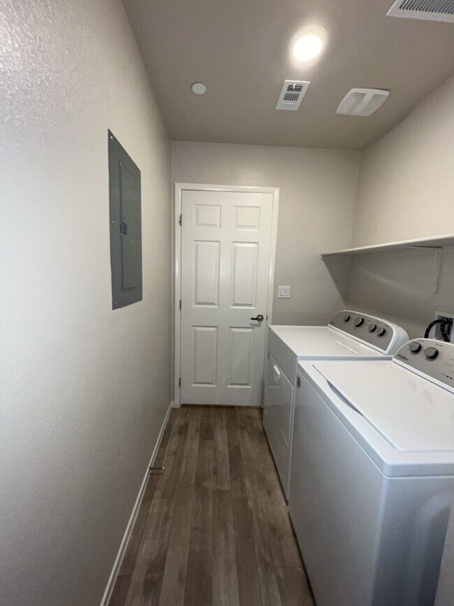 Building Photo - **SHORT TERM LEASE ONLY**  Beautiful 3 bedroom 3 bathroom townhome.