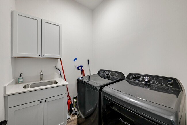 Building Photo - 104 Desert Rose S