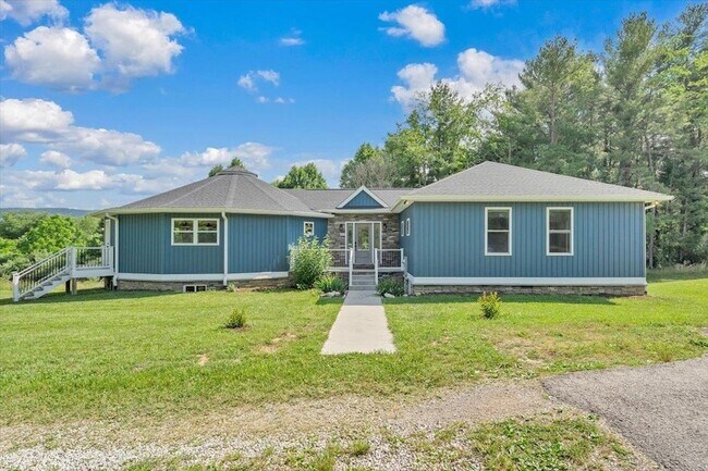 Building Photo - 3202 Mathews Ln
