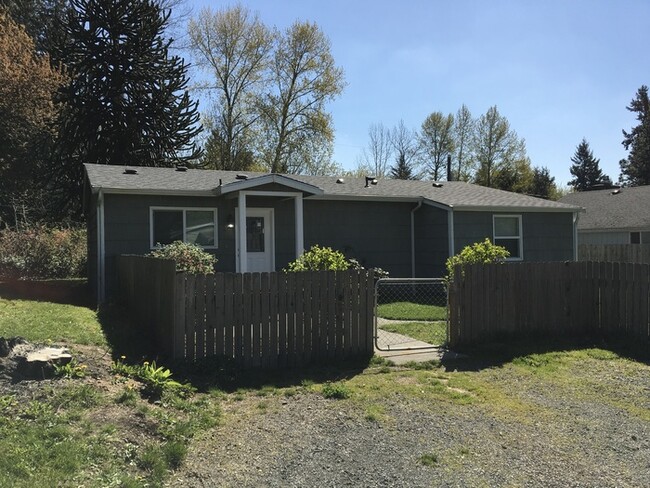 Building Photo - Parkland/Tacoma 3bdr 2bath home w/ Large 2...