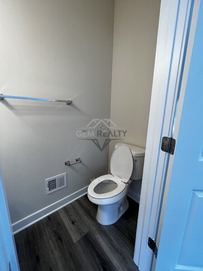 Building Photo - 38 Meadow View Ln