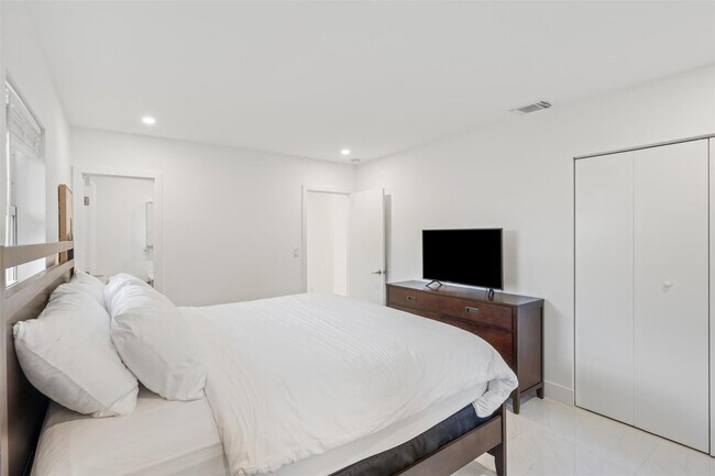 Building Photo - 1409 NE 2nd Ave