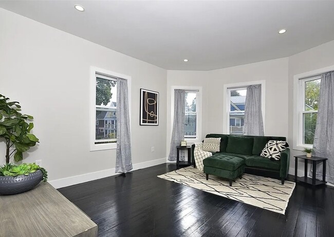 Building Photo - Stunning 4-Bedroom Condo with City Views