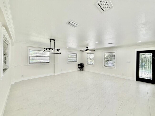 Building Photo - 15611 Walden Ave