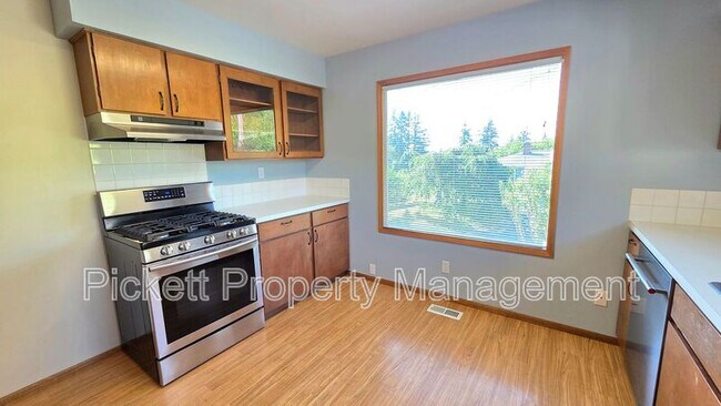 Building Photo - 8671 Silverdale Way NW