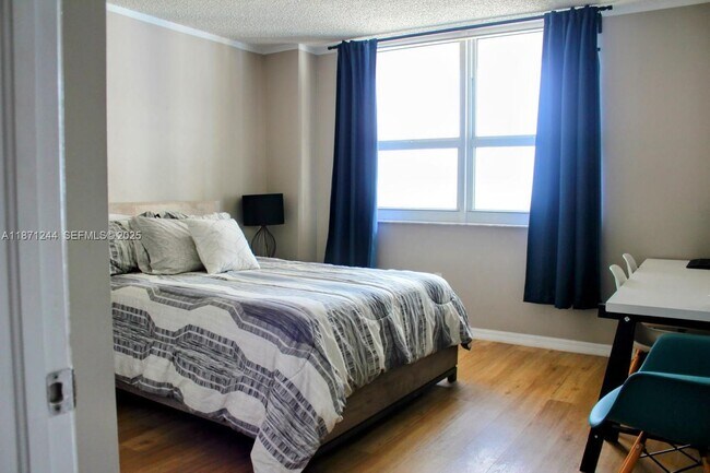 Building Photo - 1155 Brickell Bay Dr