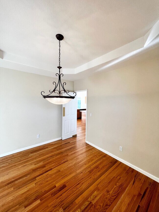 Building Photo - 4 bed, 3 bath Home in Huntington Hills Nei...