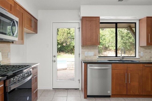 Building Photo - 6100 Danwood Dr