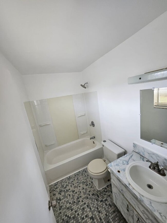 Building Photo - One bedroom one bath
