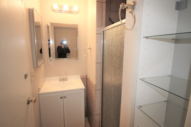 Building Photo - 1130 W 9th St